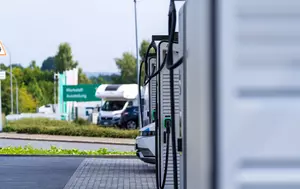 România se apropie de pragul de 70.000 de vehicule electrice. Avem unde să le încărcăm?