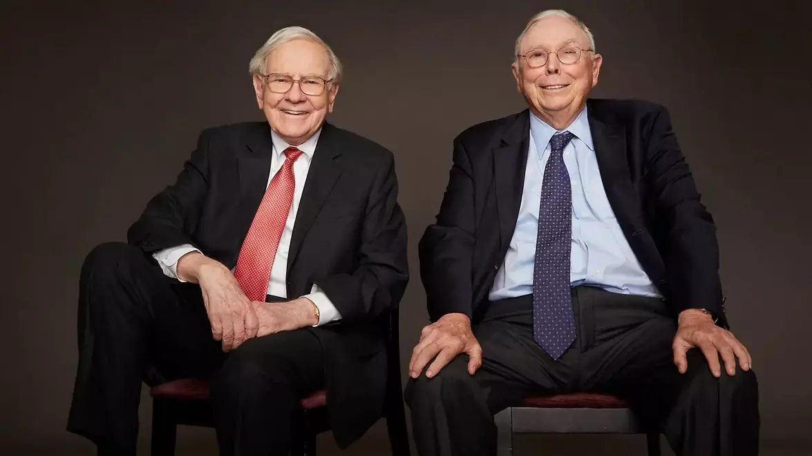 Charlie Munger avea un sfat pentru investitorii mici: nu încercați să fiți Buffett. 400 de dolari lunar pot ajunge la 813.000