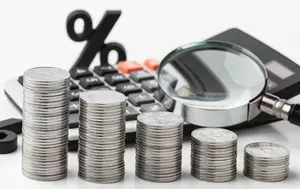 Estimările economiștilor devin mai puțin optimiste. Leul ar putea continua să se deprecieze în următoarele 12 luni