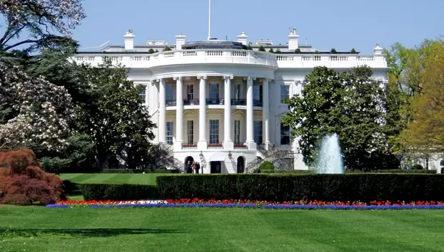 Termenul stabilit de administrația Trump pentru noile reguli privind inteligența artificială expiră astăzi. Disputa privind reglementarea se intensifică