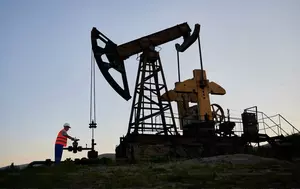 Petrolul scade cu 1,65% după noi speranțe de armistițiu în Iran. Brent rămâne însă peste 105 dolari