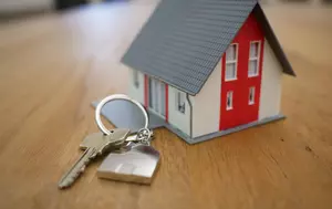 Românii plătesc printre cele mai mici taxe la cumpărarea unei locuințe prin credit ipotecar. Diferențele față de alte țări