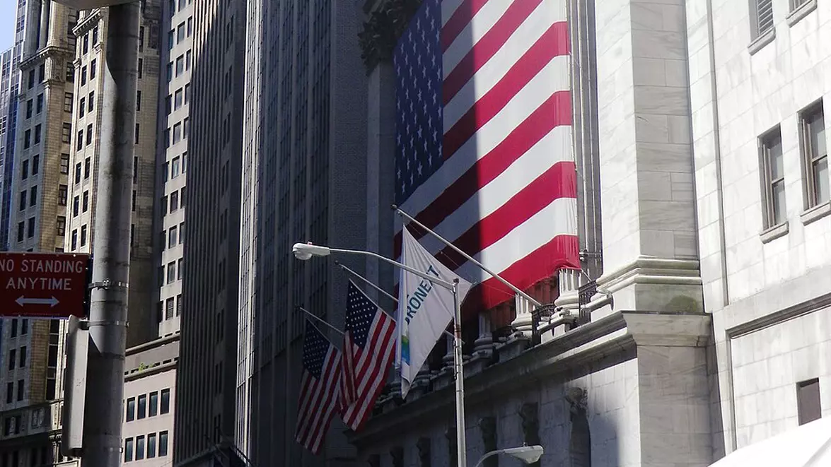 Scumpirea petrolului și creșterea randamentelor amenință avansul burselor americane. Investitorii se tem de presiuni tot mai mari asupra acțiunilor