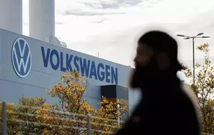 Volkswagen mai taie 50.000 de posturi și producția la 4 uzine. Restructurarea totală ajunge la 100.000 de joburi