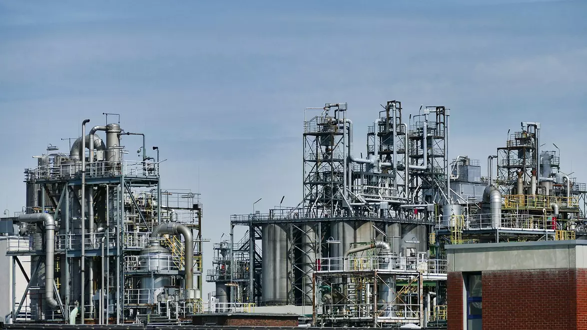 Brent rămâne la 102 dolari după un salt de 4 dolari. Petrolul primește semnale opuse din trei direcții
