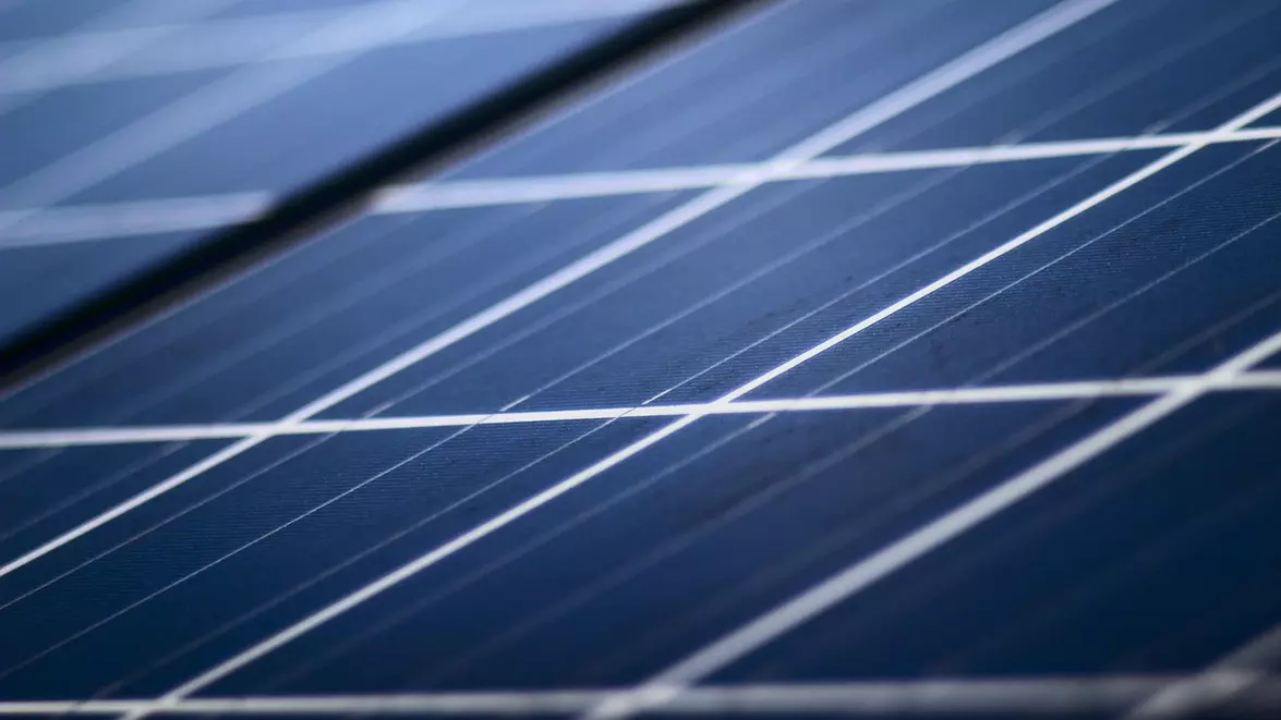 Hidroelectrica avansează în proiectul Nufărul, primul parc fotovoltaic plutitor. Valoarea investiției este de 7,5 milioane de euro