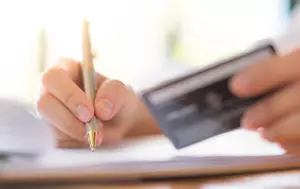 Românii accesează împrumuturi record pentru susținerea consumului privat. Valoarea creditelor noi a atins 46 miliarde de lei