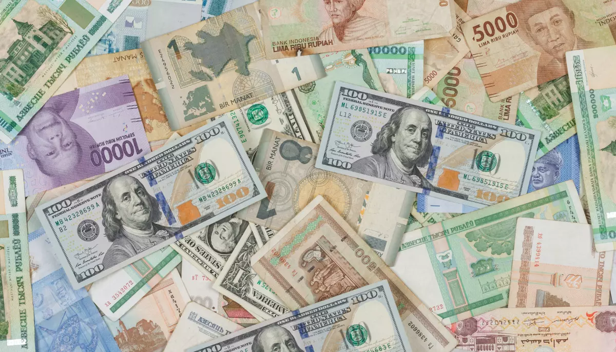 Dolarul a atins un nivel record în Iran. Rialul s-a depreciat cu aproape 44% de la începutul anului