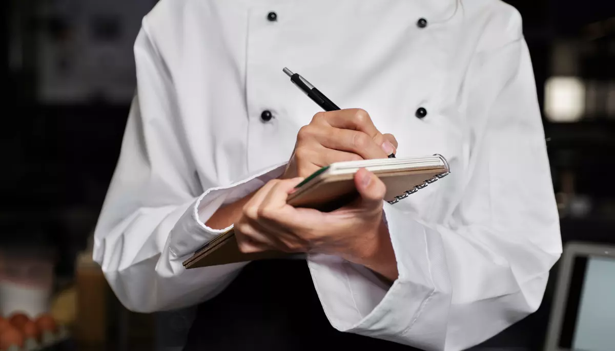 Românii își schimbă obiceiurile de consum. Valentin Șoneriu, președintele FPIOR: „Cifrele indică o scădere a vizitelor la restaurant și mai ales a consumației”