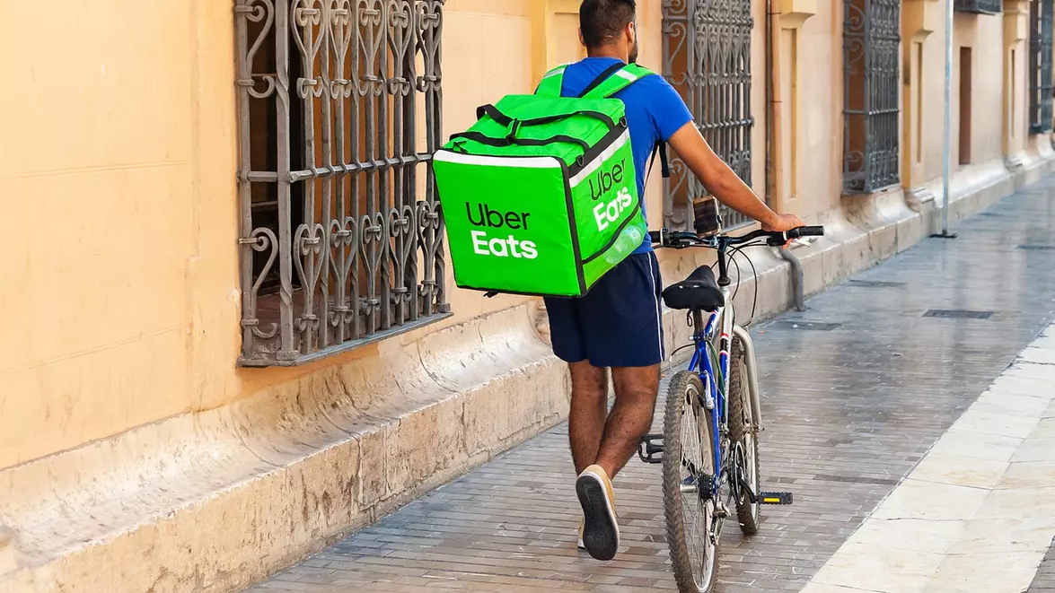 Uber face o ofertă de 14,8 miliarde de dolari pentru preluarea Delivery Hero. Compania americană își extinde rețeaua de livrări