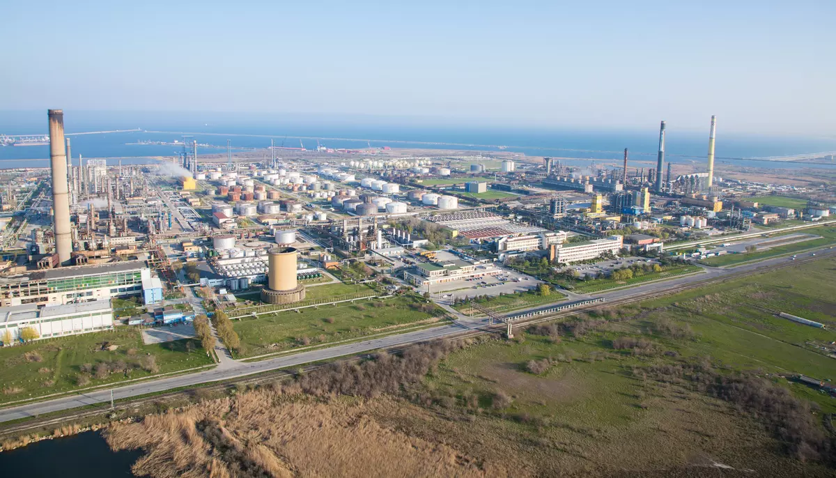 Petromidia a revenit la capacitate maximă. Rompetrol spune că livrările de carburanți continuă fără sincope