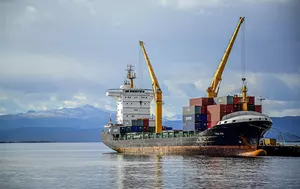 Transportul maritim mondial, blocat între conflicte și criza climatică. Tarifele au crescut cu 140% din februarie