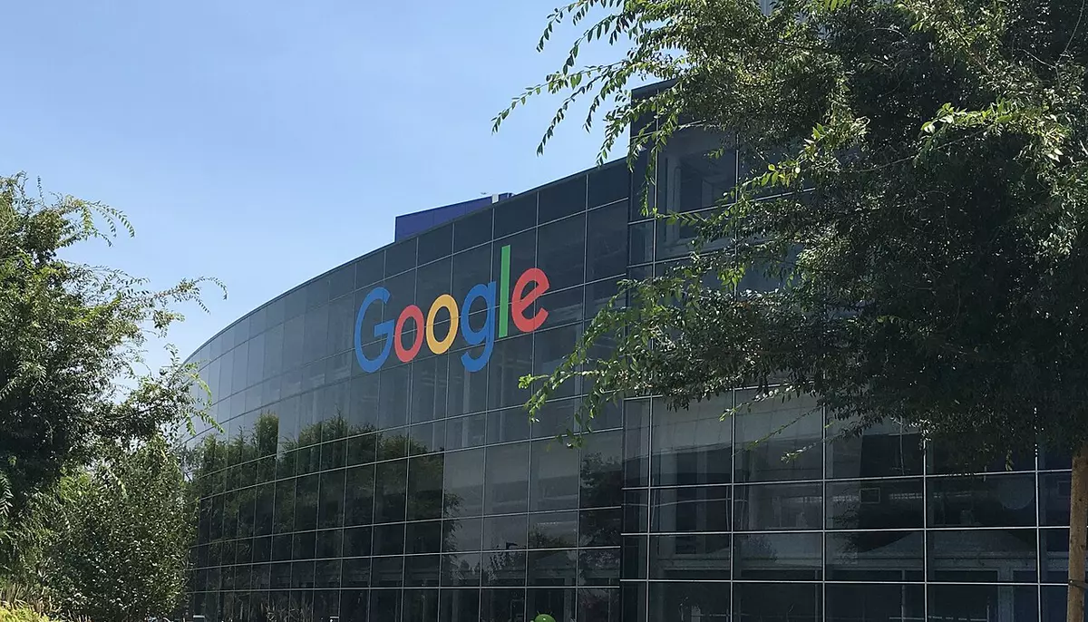 Alphabet depășește estimările de venituri în T2. Investițiile pentru AI urcă la 205 miliarde de dolari