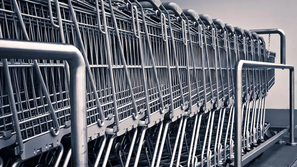 Retailul scade cu 5,6% în șase luni. Frâna consumului lovește PIB-ul, dar repară deficitele