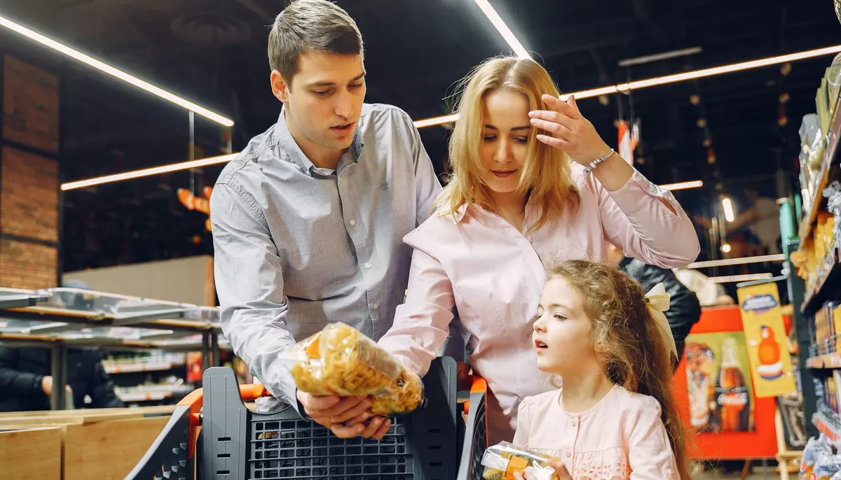 Românii au cumpărat puțin mai mult în august. Retailul rămâne cu 5% sub 2025 după opt luni
