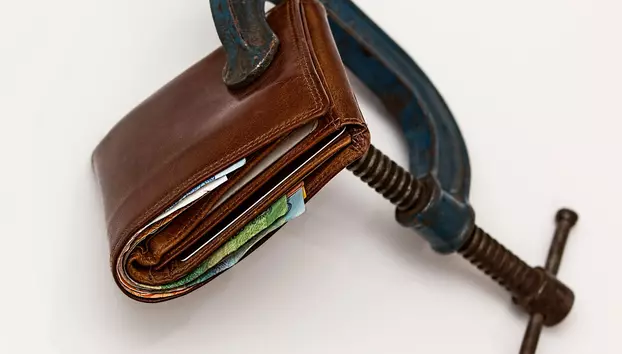 Inflația scade la 10,42%, dar rămâne prea mare pentru relaxarea economiei. România intră în ajustare cu bani scumpi și economie slabă