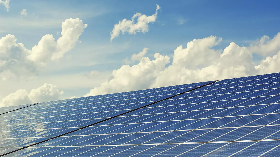 Analiză AEI: Panourile solare au asigurat 70% din consumul de energie electrică al României. De ce nu au scăzut prețurile
