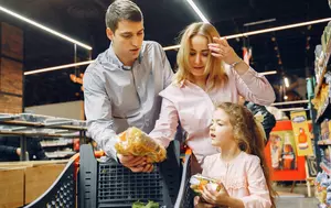 Românii au cumpărat puțin mai mult în august. Retailul rămâne cu 5% sub 2025 după opt luni