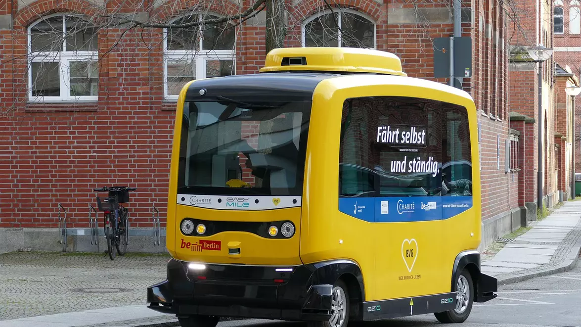 Primul robotaxi fără volan și pedale aprobat pentru curse plătite. Zoox, compania Amazon, va lansa serviciul în Las Vegas
