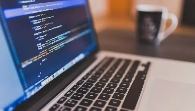 Noi reguli pentru producătorii de software și echipamente conectate, începând de azi. Specialiștii cyber_Folks avertizează: Fără monitorizare continuă, termenul de 24 de ore devine o problemă