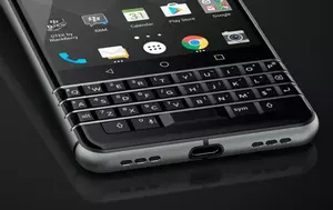 Telefoanele cu tastatură devin din nou populare. Nostalgia BlackBerry creează un nou trend tech