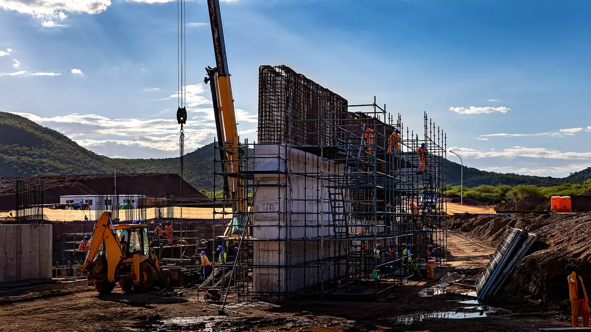 Piața construcțiilor a crescut cu aproape 12% în primele patru luni. Companiile riscă să rămână însă fără muncitori calificați