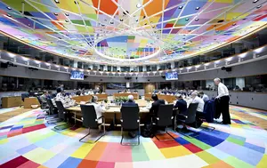 Bugetul UE de 2.000 miliarde euro intră în bătălie politică. România apără fondurile de coeziune și agricultura